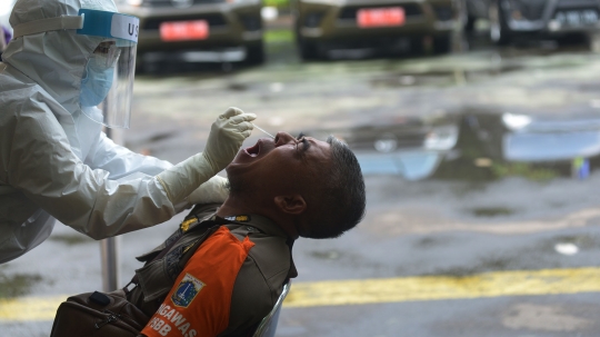 Tim Medis Swab Tes Pegawai Kecamatan