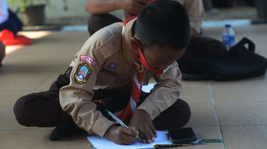 Belajar dengan Wifi Gratis di Kolong Rel