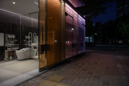 Arsitek Jepang Buat Toilet Umum Transparan di Taman