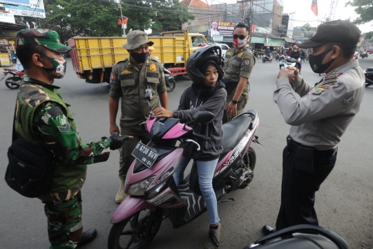 Razia Masker di Depok yang Kembali Zona Merah Covid-19