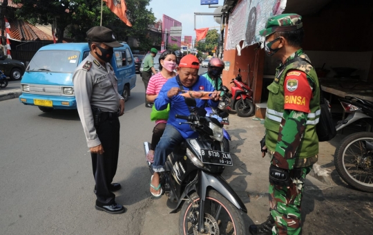 Razia Masker di Depok yang Kembali Zona Merah Covid-19