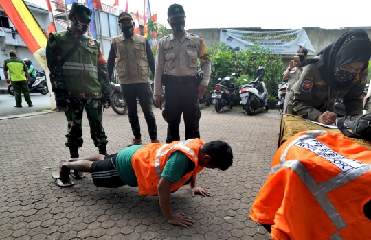 Razia Masker di Depok yang Kembali Zona Merah Covid-19