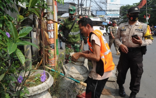 Razia Masker di Depok yang Kembali Zona Merah Covid-19