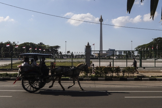 Wisata Keliling Monas Naik Delman