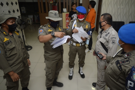 Satpol PP Jaring Pasangan Bukan Suami Istri dalam Razia Hotel di Tangsel