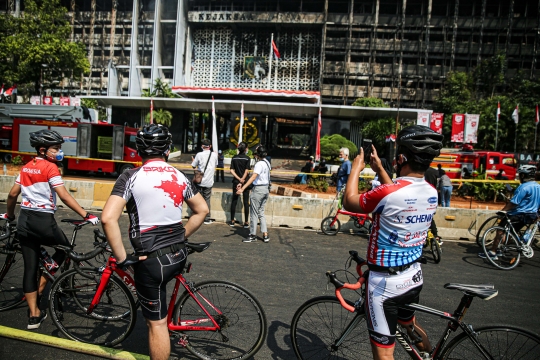 Gedung Hangus Kejagung Jadi Objek Fotografi Warga