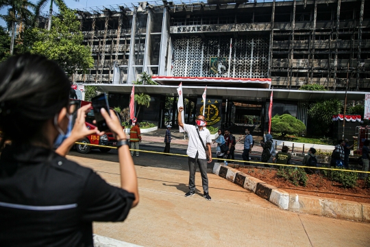 Gedung Hangus Kejagung Jadi Objek Fotografi Warga