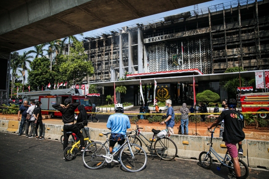 Gedung Hangus Kejagung Jadi Objek Fotografi Warga