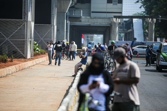 Gedung Hangus Kejagung Jadi Objek Fotografi Warga