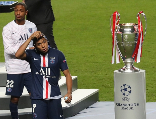 Ekspresi Neymar dan Mbappe Gagal Angkat Trofi Liga Champions