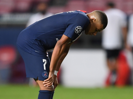Ekspresi Neymar dan Mbappe Gagal Angkat Trofi Liga Champions