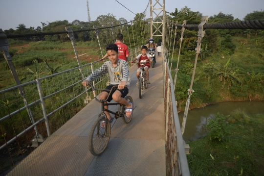 Asyiknya Jalan-Jalan Sore di Jembatan Gantung Bojongsari