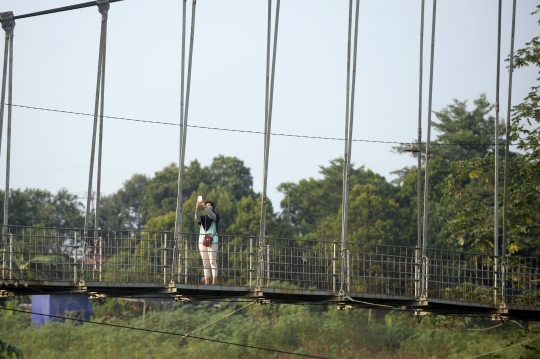 Asyiknya Jalan-Jalan Sore di Jembatan Gantung Bojongsari