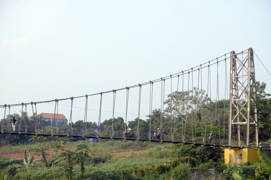 Asyiknya Jalan-Jalan Sore di Jembatan Gantung Bojongsari