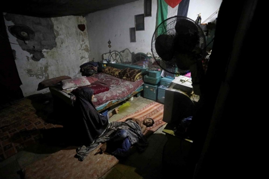 Kepanasan, Warga Palestina Tidur di Luar Rumah Akibat Listrik Padam