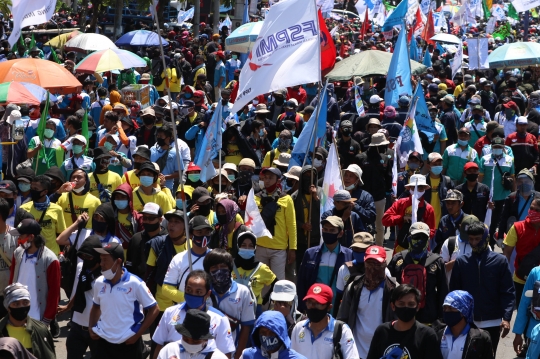 Tolak RUU Cipta Kerja, Ribuan Buruh Kembali Geruduk DPR