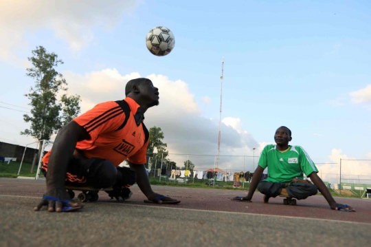 Semangat Penderita Polio Berlatih Sepakbola