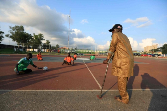 Semangat Penderita Polio Berlatih Sepakbola