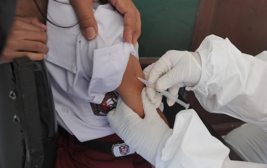Pemberian Vaksin Campak Rubella untuk Siswa SDN di Jakarta