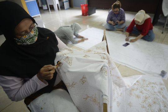 Menengok Proses Pembuatan Batik Kembang Mayang