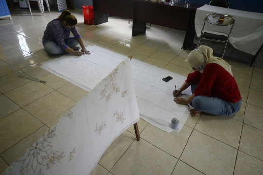 Menengok Proses Pembuatan Batik Kembang Mayang