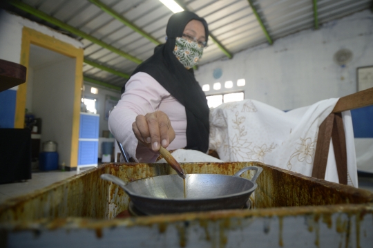 Menengok Proses Pembuatan Batik Kembang Mayang