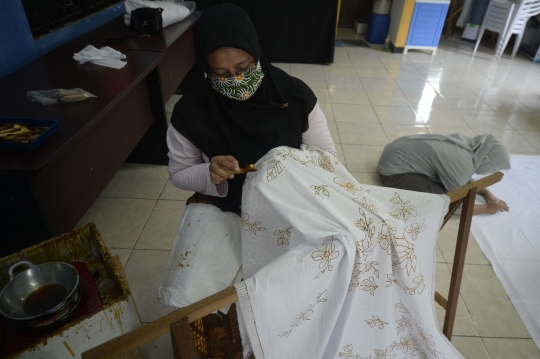 Menengok Proses Pembuatan Batik Kembang Mayang