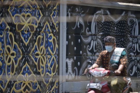 Menengok Proses Pembuatan Batik Kembang Mayang