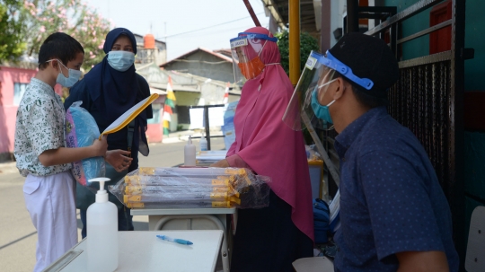 New Normal Pembagian Tugas Sekolah Secara Drive Thru