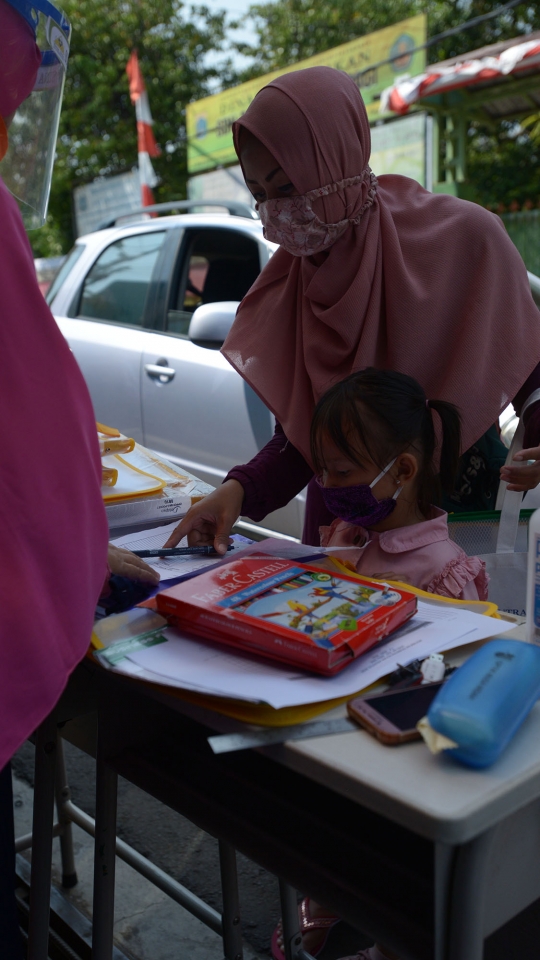 New Normal Pembagian Tugas Sekolah Secara Drive Thru