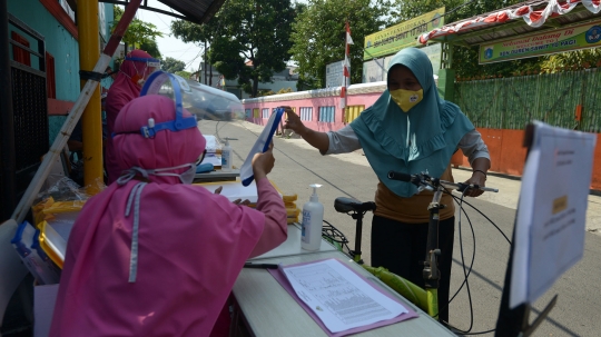 New Normal Pembagian Tugas Sekolah Secara Drive Thru