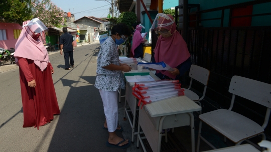 New Normal Pembagian Tugas Sekolah Secara Drive Thru