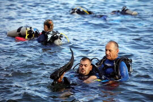 Aksi Penyelam Difabel Bersihkan Sampah Plastik di Laut Mediterania