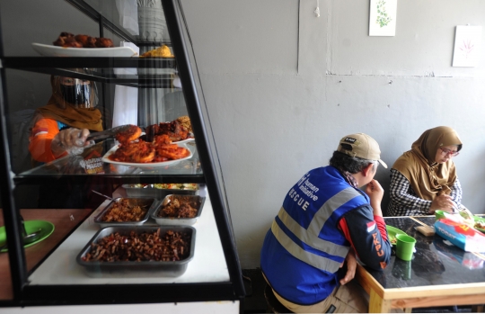 Warung Makan Rakyat di Depok Sediakan 1500 Porsi Makanan Gratis