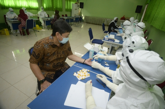 Ratusan Guru di Tangsel Jalani Rapid Test Covid-19