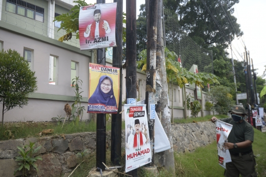 Penertiban Poster Balon Wali Kota Tangsel