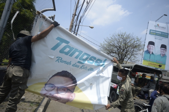 Penertiban Poster Balon Wali Kota Tangsel