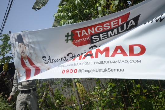 Penertiban Poster Balon Wali Kota Tangsel