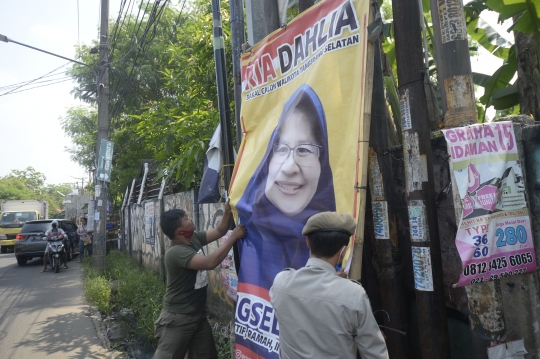 Penertiban Poster Balon Wali Kota Tangsel