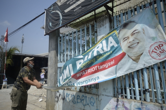 Penertiban Poster Balon Wali Kota Tangsel