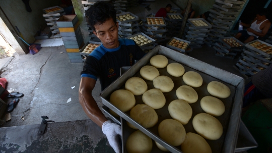 Menengok Industri Roti Rumahan