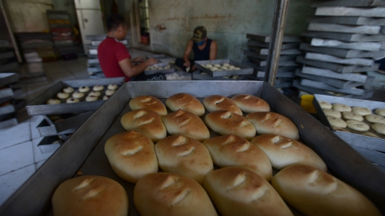 Menengok Industri Roti Rumahan