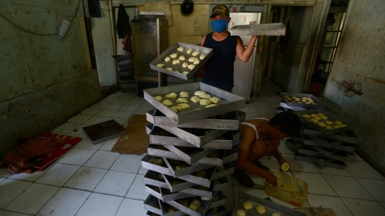 Menengok Industri Roti Rumahan