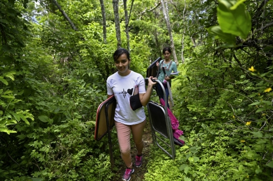 Susah Sinyal, Mahasiswa El Salvador Belajar Online di Atas Pohon