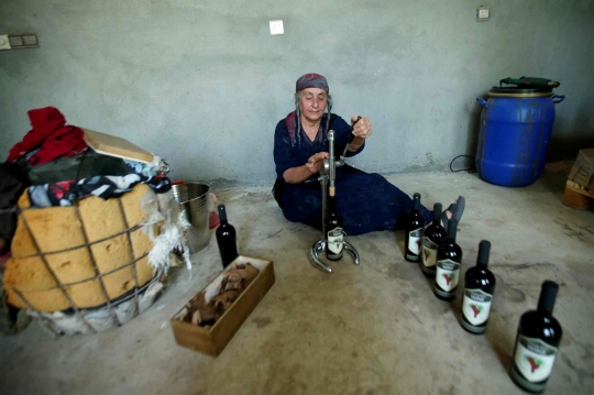 Kisah Nenek di Irak Berjuang Sendirian Memproduksi Minuman Anggur