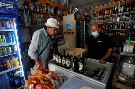 Kisah Nenek di Irak Berjuang Sendirian Memproduksi Minuman Anggur