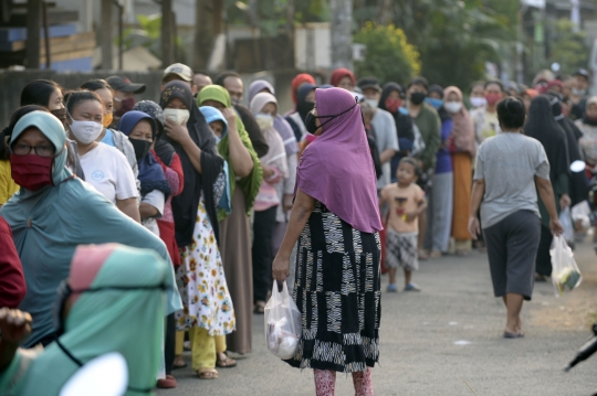 Pembagian Sembako Gratis Warga Perumahan Villa Pamulang