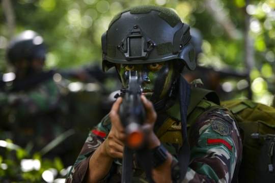 Aksi Prajurit TNI Latihan Perang Anti-Gerilya di Hutan Mata Ie