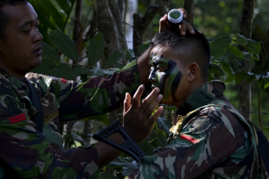 Aksi Prajurit TNI Latihan Perang Anti-Gerilya di Hutan Mata Ie