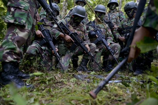 Aksi Prajurit TNI Latihan Perang Anti-Gerilya di Hutan Mata Ie